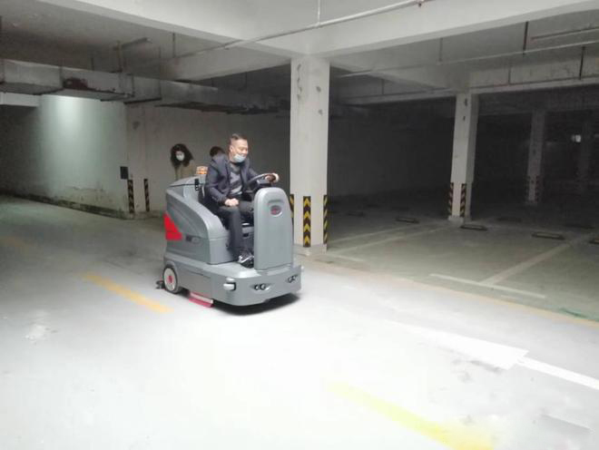 焦作小区物业保洁不用人力改用驾驶式洗地机了